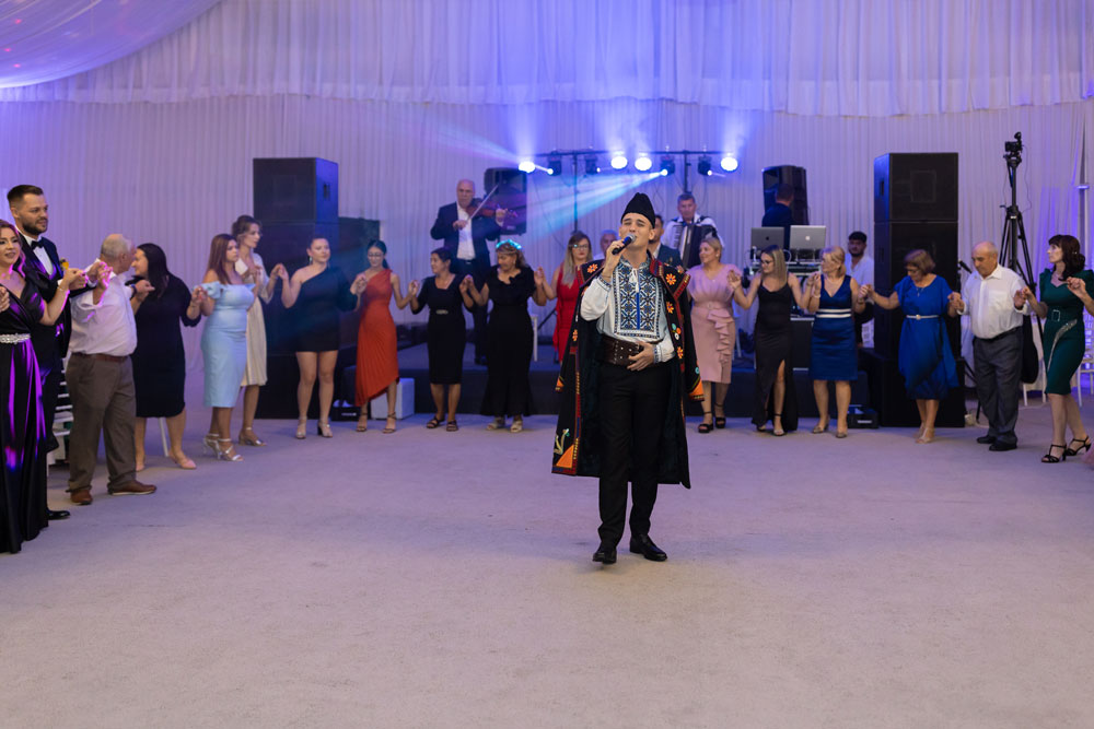 Solist muzica populara la nunta. Moment filmat de Videograf Cameraman Filmari Nunti Botezuri Bucuresti