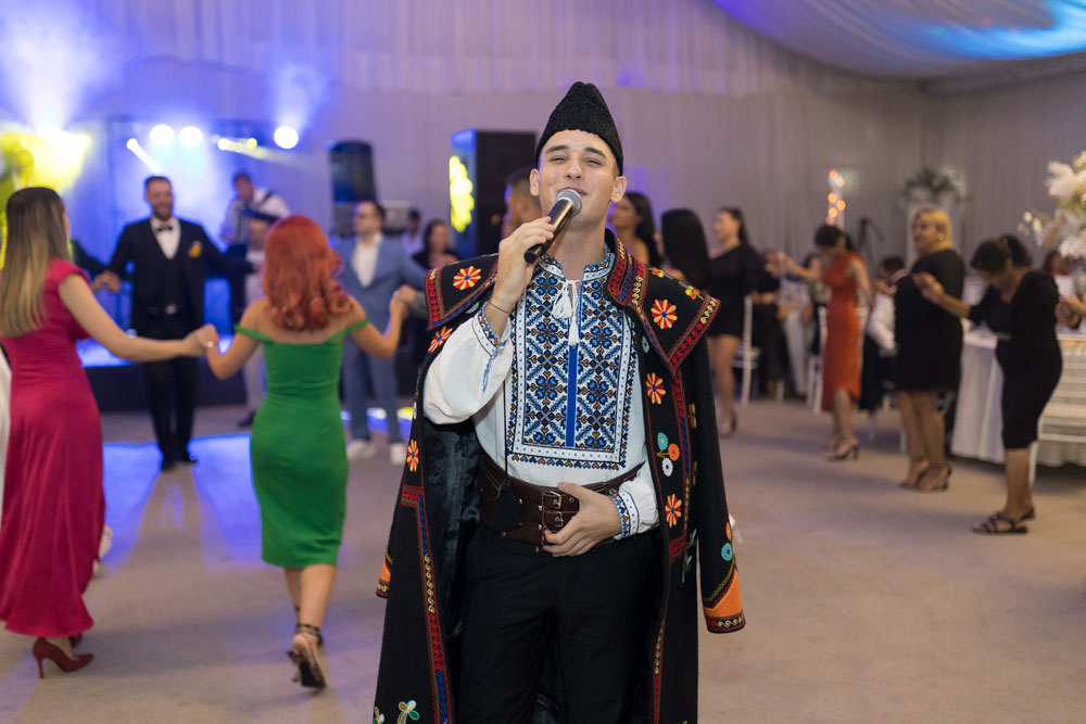 Solist muzica populara in prim plan, la nunta. Videograf Cameraman Filmari Nunti Botezuri Bucuresti