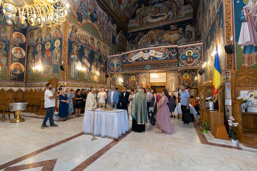 Cununia religioasa in biserica, videograful filmeaza cinematic cu stabilizator Ronin. Videograf Cameraman Filmari Nunti Botezuri Bucuresti.