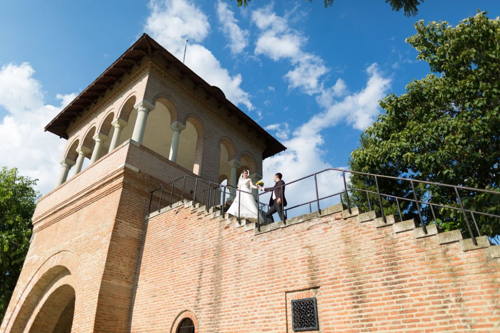 Miri filmati de videograf nunta Bucuresti la Palatul Mogosoaia, urcand scarile langa turnul istoric intr-un cadru cinematic si romantic.