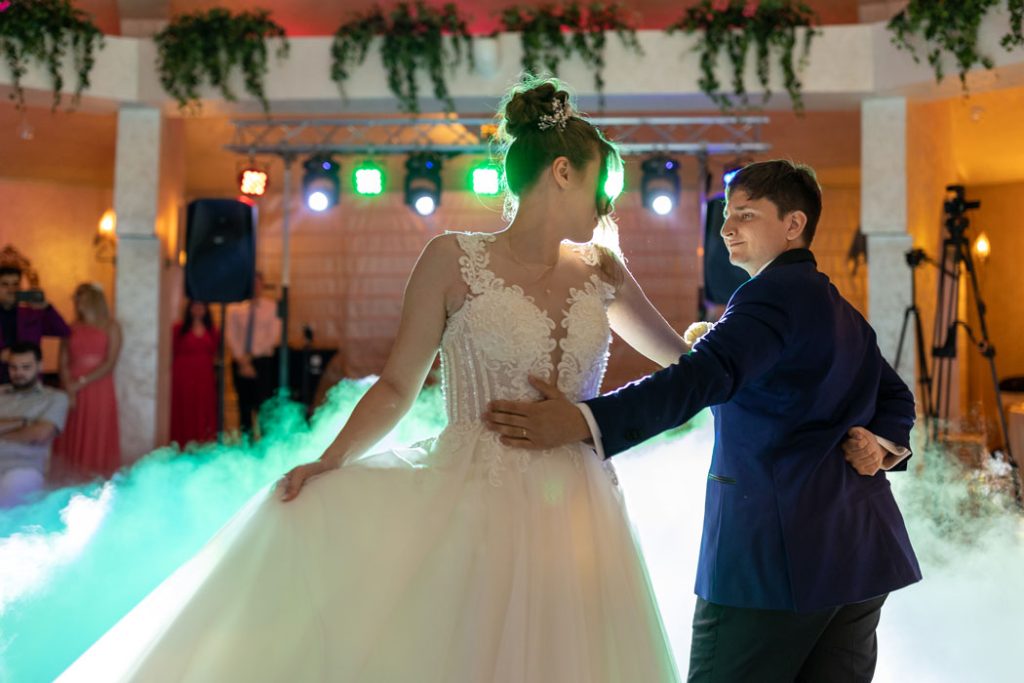 dansul de deschidere al mirilor filmat cu setup multicam, prim plan surprins de videograf nunta in bucuresti